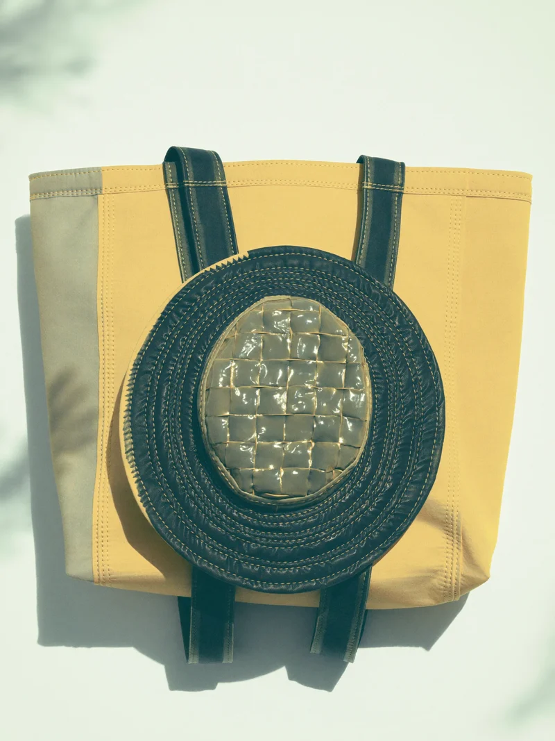 Studio illustrato di un accessorio a blocchi di colore materici.