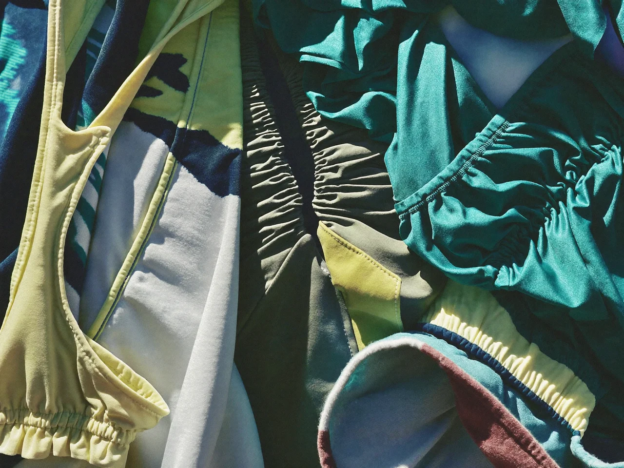 Dettaglio illustrato di materiali e lavorazione, ispirato alla moda mare.
